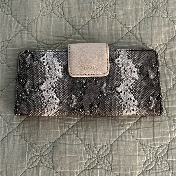 NWOT, FOSSIL wallet, long bifold w/ snap button closure - Picture 1 of 14